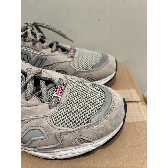 Athletic_Shoes